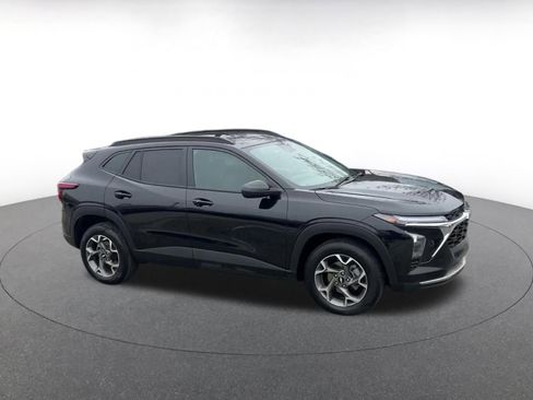 Used 2025 Chevrolet Trax LT w/ LT Convenience Package image 2