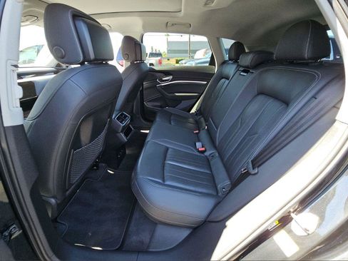 Used 2022 Audi e-tron Premium Plus w/ Premium Plus Package AWD/4WD image 9