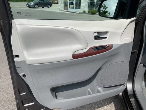 Used 2012 Toyota Sienna XLE FWD image 26