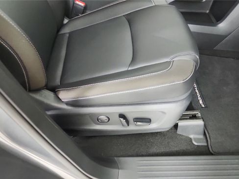 Used 2025 Nissan Pathfinder SL FWD image 28