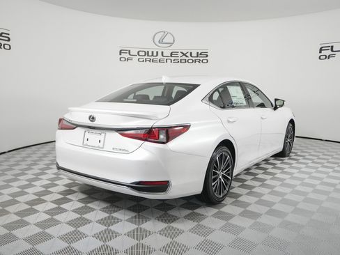 New 2025 Lexus ES 300h w/ Premium Package image 7