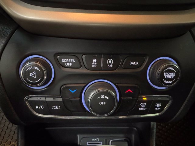 Used 2015 Jeep Cherokee Latitude w/ Cold Weather Group AWD/4WD image 38