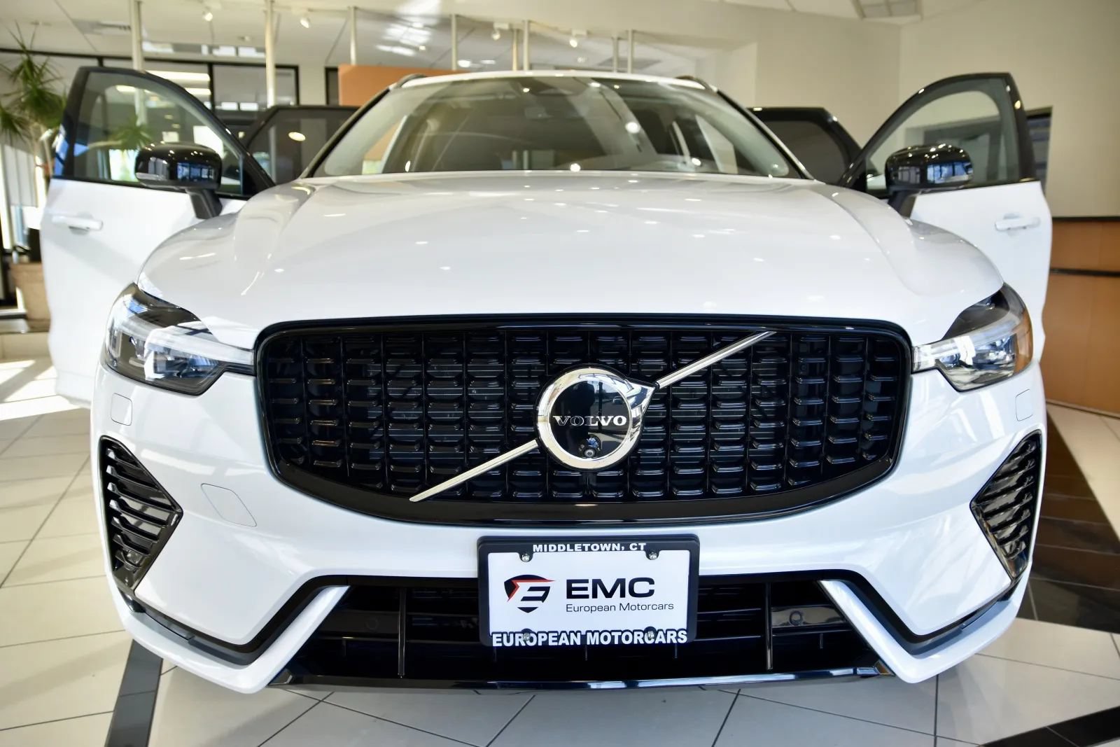 Used 2024 Volvo XC60 B5 Ultimate w/ Climate Package AWD/4WD image 2