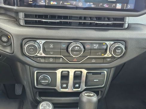 Used 2024 Jeep Wrangler Sport S image 23