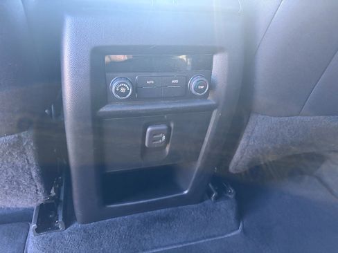 Used 2023 Chevrolet Traverse LT image 30