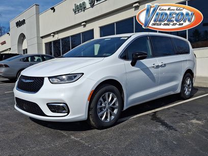 New 2026 Chrysler Pacifica Select