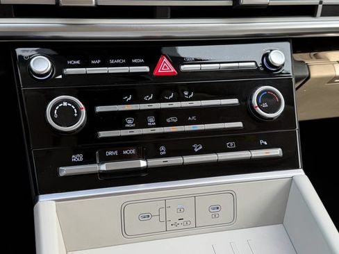 Used 2025 Hyundai Santa Fe SE FWD image 15