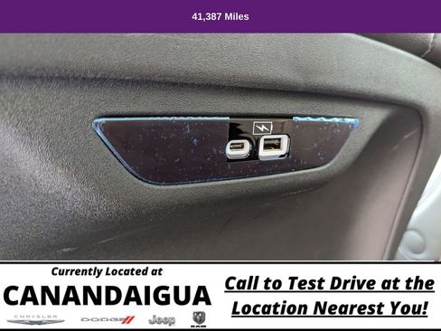 Used 2023 Chrysler Pacifica Touring-L image 17