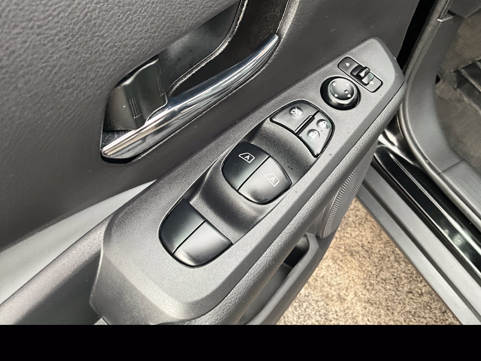 Used 2023 Nissan Kicks SR w/ SR Premium Package FWD image 24