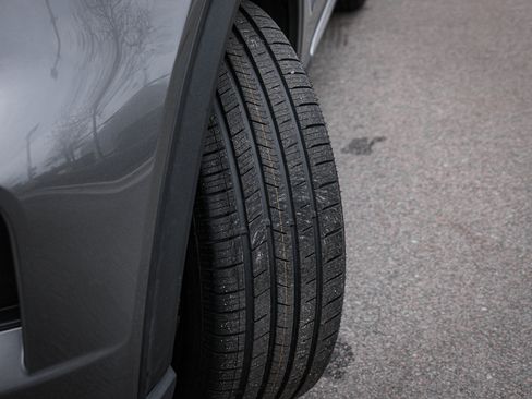 Used 2022 Ford Explorer XLT w/ Equipment Group 202A image 12