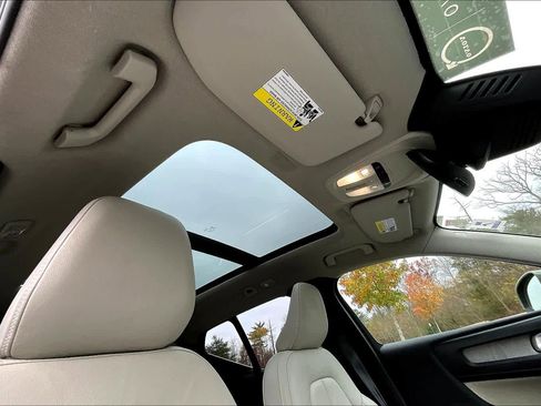 Certified 2023 Volvo XC40 B5 Ultimate w/ Protection Package Premier image 13