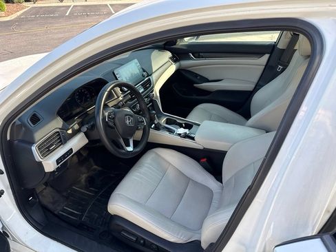 Used 2018 Honda Accord Touring image 10