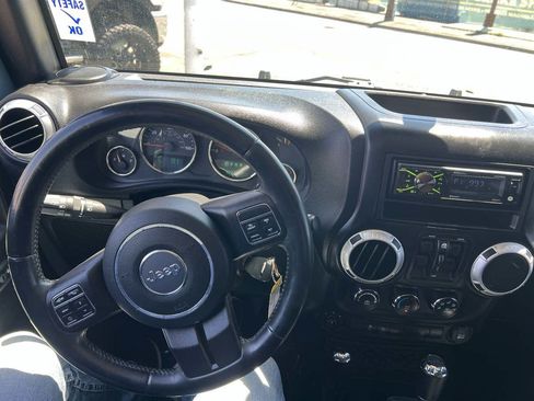Used 2015 Jeep Wrangler Unlimited Sahara w/ Connectivity Group AWD/4WD image 11