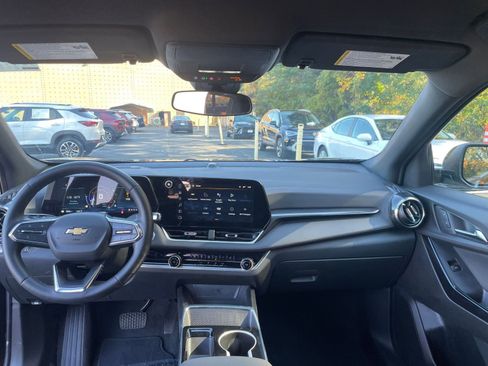 Used 2025 Chevrolet Equinox LT image 29