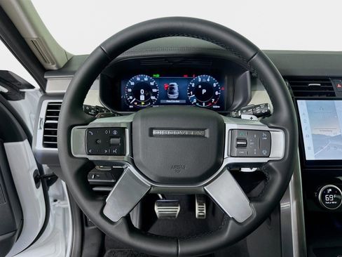 Used 2025 Land Rover Discovery Dynamic SE AWD/4WD image 12
