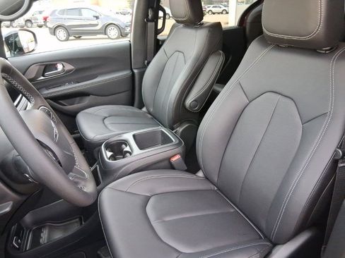 New 2026 Chrysler Pacifica Select image 15