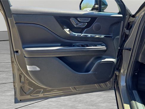 Used 2025 Lincoln Corsair AWD image 12