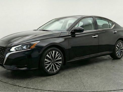 Used 2025 Nissan Altima 2.5 SV FWD image 3