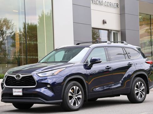 Used 2021 Toyota Highlander XLE AWD/4WD image 1