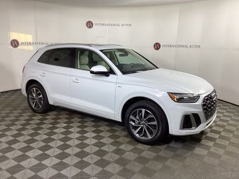 Used 2023 Audi Q5 2.0T Premium w/ Convenience Package image 3