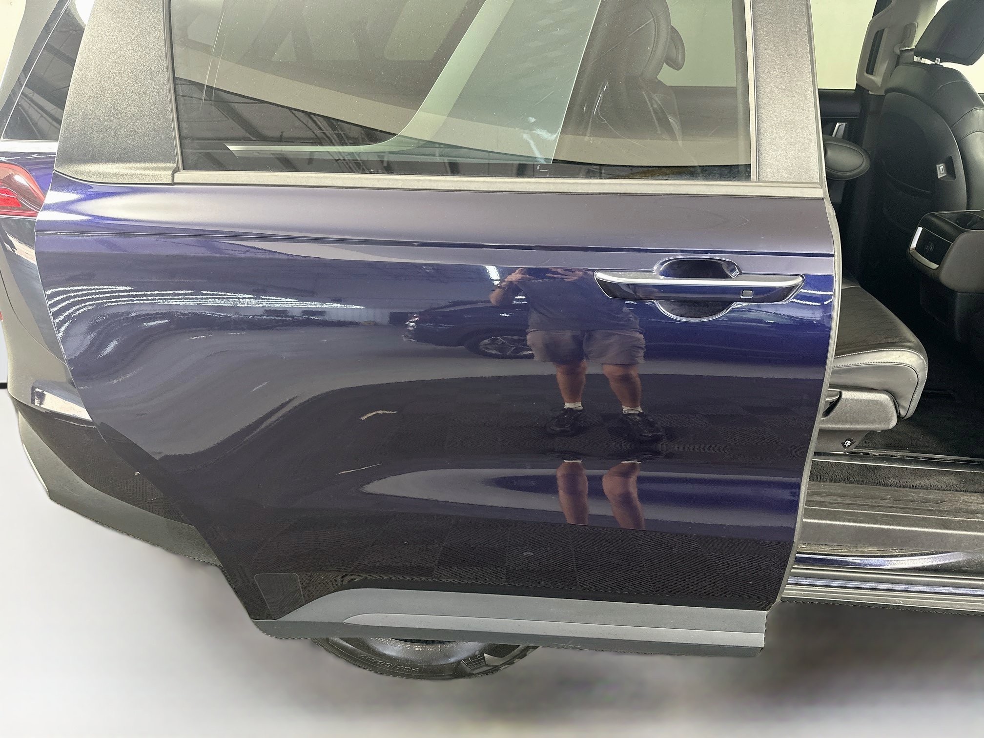 Used 2025 Kia Carnival FWD image 31