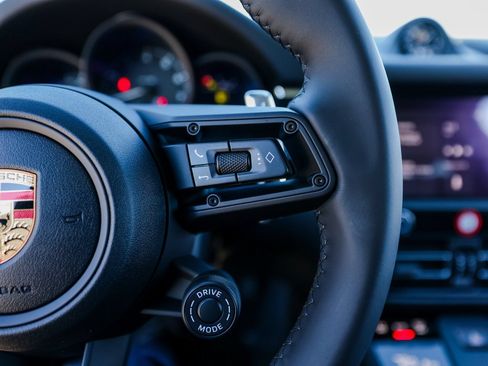 Certified 2026 Porsche Macan AWD/4WD image 16