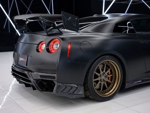 Used 2018 Nissan GT-R Premium image 25