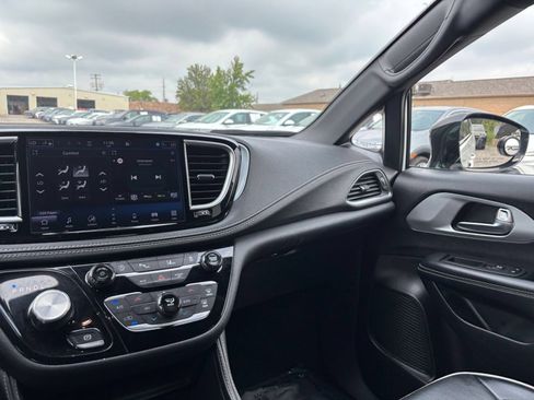 Used 2025 Chrysler Pacifica Limited FWD image 40