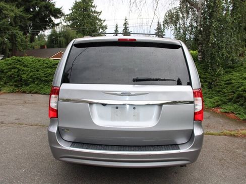 Used 2014 Chrysler Town & Country Touring FWD image 12