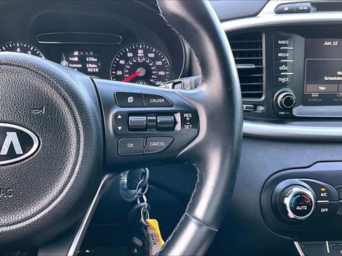 Used 2018 Kia Sorento FWD image 19