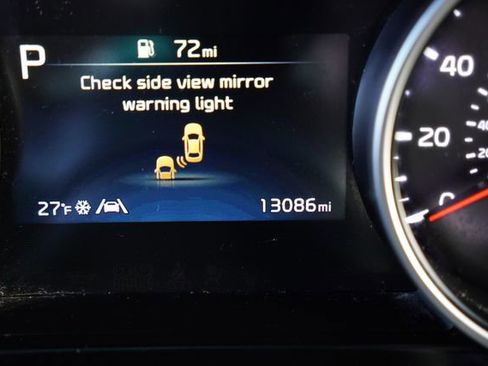 Used 2023 Kia Carnival EX image 7