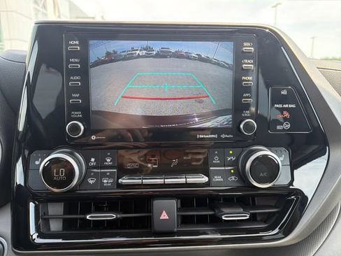 Used 2021 Toyota Highlander XLE AWD/4WD image 20