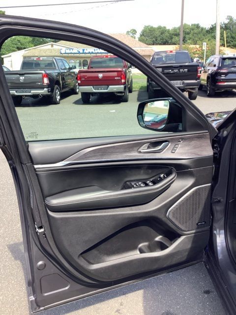 Certified 2023 Jeep Grand Cherokee Overland w/ Luxury Tech Group IV AWD/4WD image 15