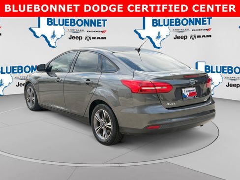 Used 2018 Ford Focus SE w/ SE Appearance Package FWD image 7