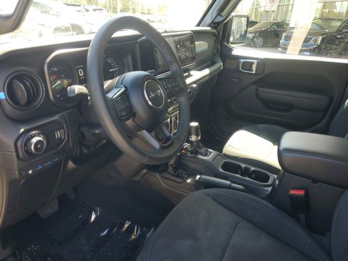 Used 2024 Jeep Wrangler Rubicon image 17