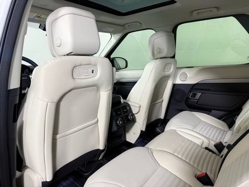 Used 2025 Land Rover Discovery Dynamic SE AWD/4WD image 28