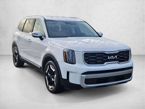 Used 2025 Kia Telluride S FWD image 3