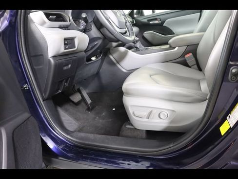 Used 2021 Toyota Highlander Platinum AWD/4WD image 16