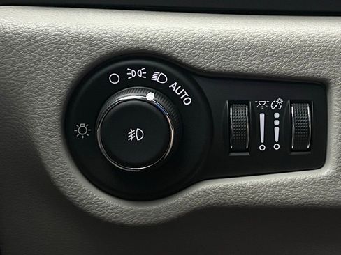 Used 2024 Chrysler Pacifica Touring-L FWD image 23