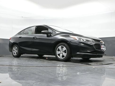 Used 2017 Chevrolet Cruze LS FWD image 41