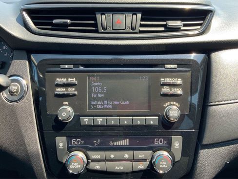 Used 2017 Nissan Rogue SV FWD image 13