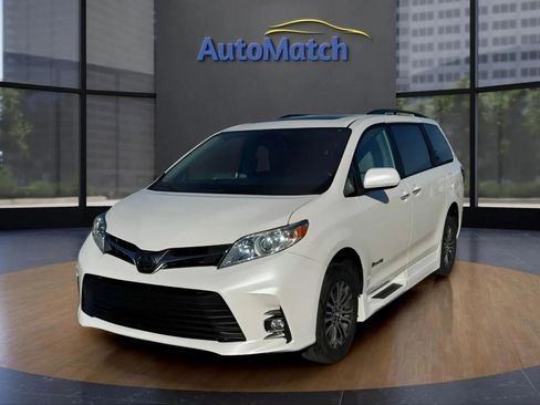 Used 2019 Toyota Sienna XLE w/ XLE Navigation Package image 3