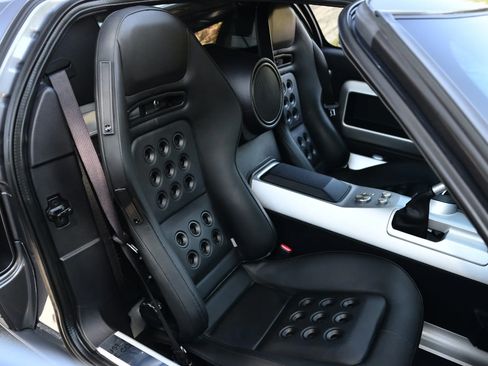Used 2006 Ford GT RWD image 8
