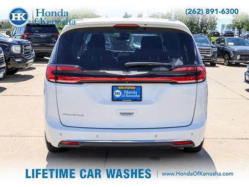 Used 2024 Chrysler Pacifica Touring-L FWD image 4