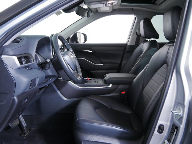 Used 2022 Toyota Highlander XLE AWD/4WD image 16