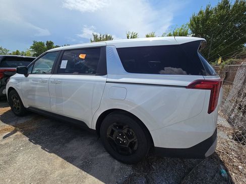 Used 2025 Kia Carnival FWD image 3