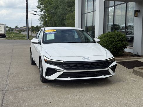 Certified 2025 Hyundai Elantra Hybrid FWD image 13