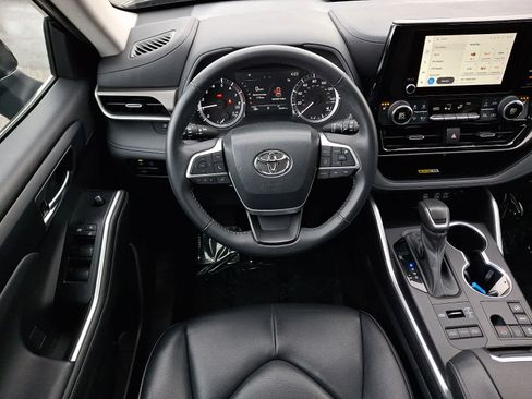 Used 2023 Toyota Highlander XLE image 12