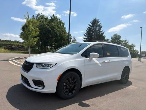 Used 2022 Chrysler Pacifica Touring-L w/ Uconnect Theater Family Group AWD/4WD image 1