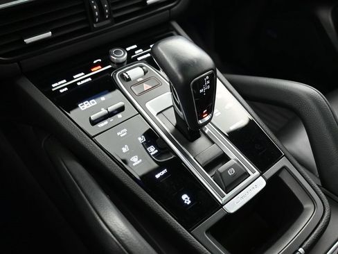 Certified 2023 Porsche Cayenne Platinum Edition image 22